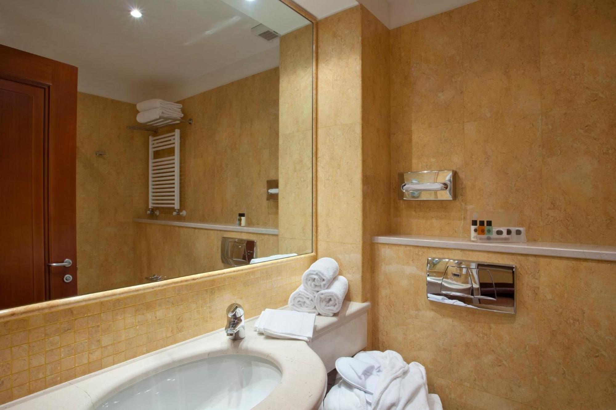 Holiday Inn Cagliari By Ihg Экстерьер фото